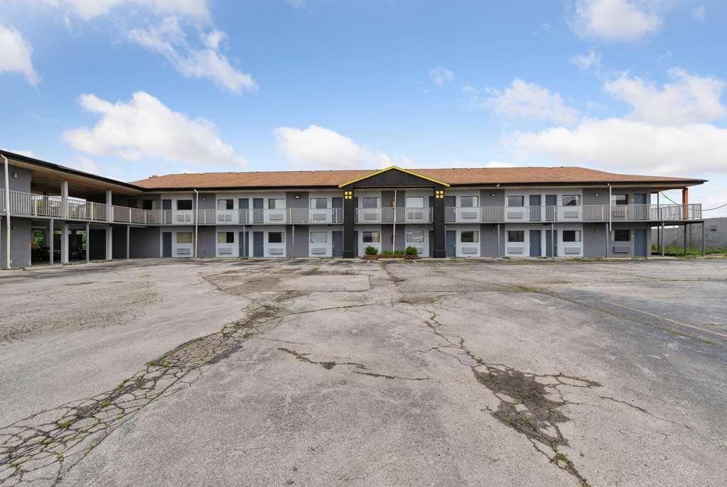 Hotel Super 8 By Wyndham Millbury/Toledo Exterior foto