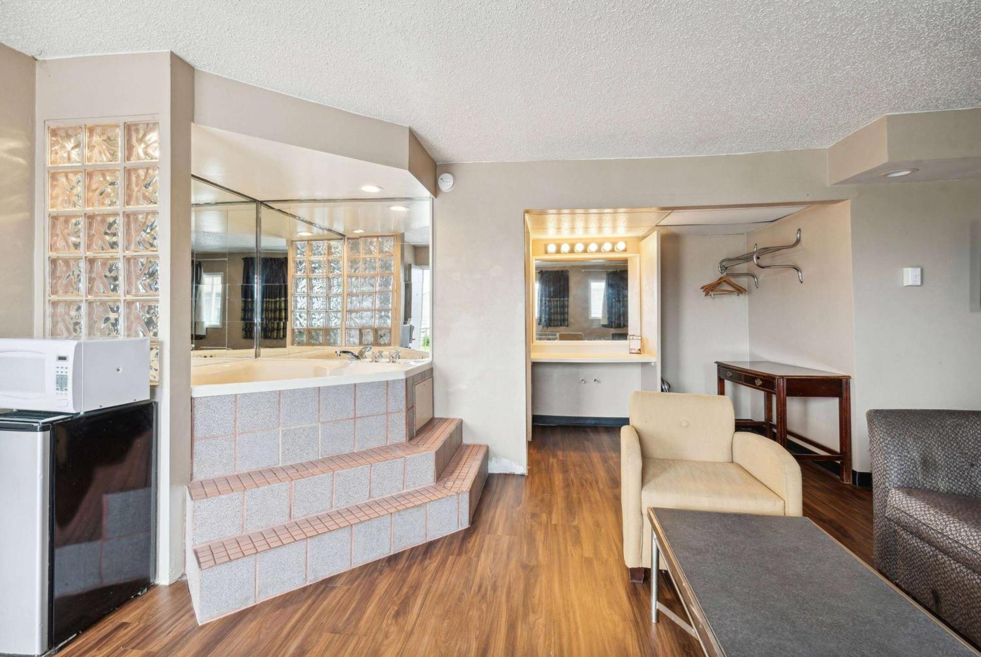 Hotel Super 8 By Wyndham Millbury/Toledo Exterior foto